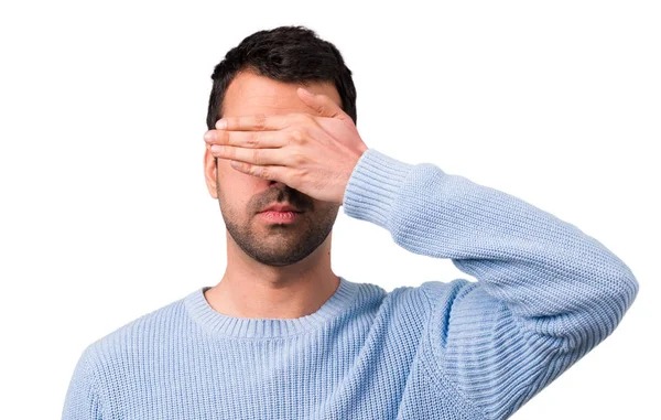 Yakışıklı adam eliyle gözlerini kapsayan