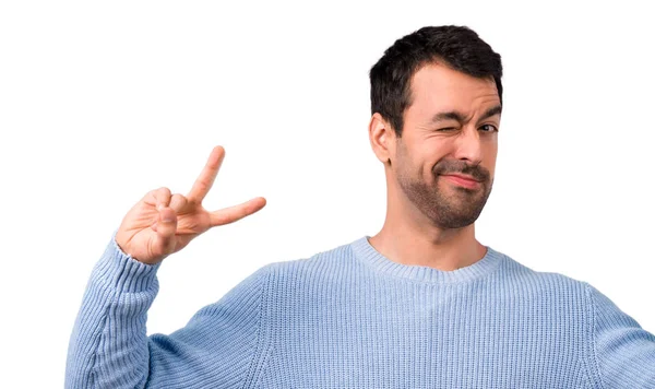 Yakışıklı adam dil komik göz olan kameraya gösterilen