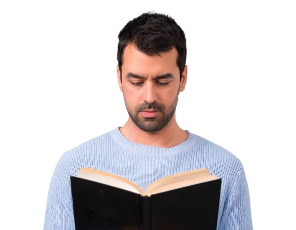 Hombre Con Suéter Azul Sosteniendo Leyendo Libro —  Fotos de Stock