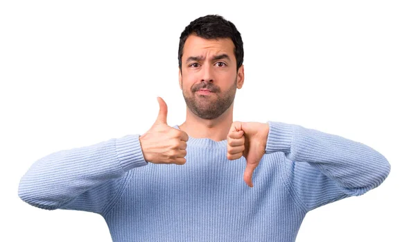 Hombre Con Suéter Azul Haciendo Buena Mala Señal Persona Indecisa — Foto de Stock