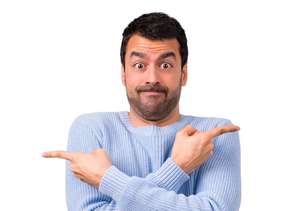 疑問を持つ根を指している青いセーターを持つ男 未定の人 — ストック写真