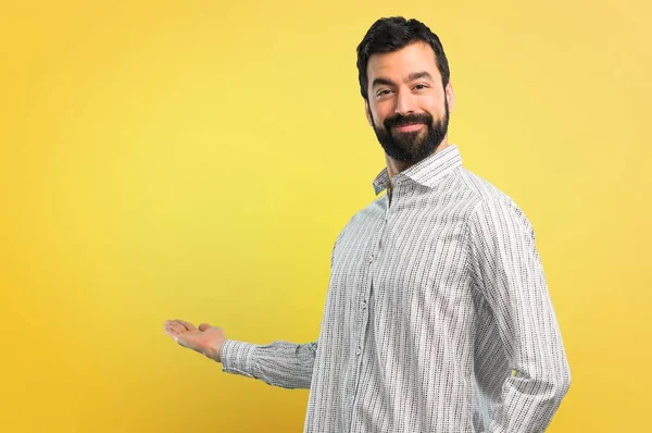 Homem Bonito Com Barba Apontando Para Trás Com Dedo Indicador — Fotografia de Stock