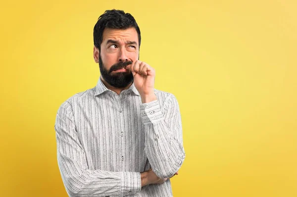Biraz gergin ve korkmuş sakallı yakışıklı adam