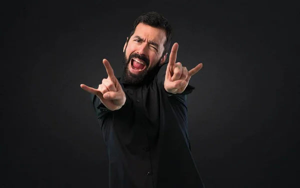 Schöner Mann Mit Bart Macht Rock Geste Auf Schwarzem Hintergrund — Stockfoto
