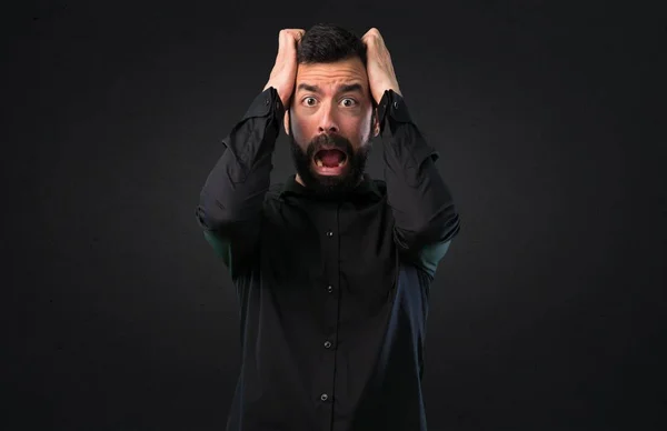 Frustrierter Schöner Mann Mit Bart Auf Schwarzem Hintergrund — Stockfoto