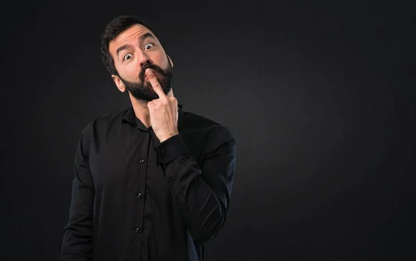 Bonito Homem Com Barba Fazendo Gesto Chifre Fundo Preto — Fotografia de Stock