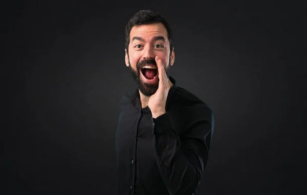 Hombre Guapo Con Barba Gritando Sobre Fondo Negro —  Fotos de Stock