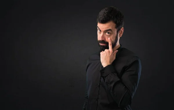 Hombre Guapo Con Barba Mostrando Algo Sobre Fondo Negro — Foto de Stock