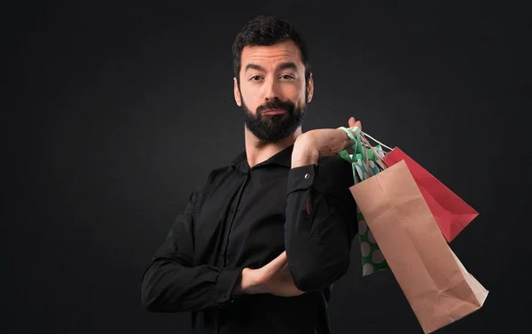 Knappe Man Met Baard Met Boodschappentas Zwarte Achtergrond — Stockfoto