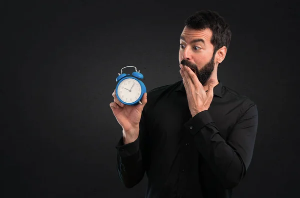 Bel Homme Avec Barbe Tenant Horloge Vintage Sur Fond Noir — Photo