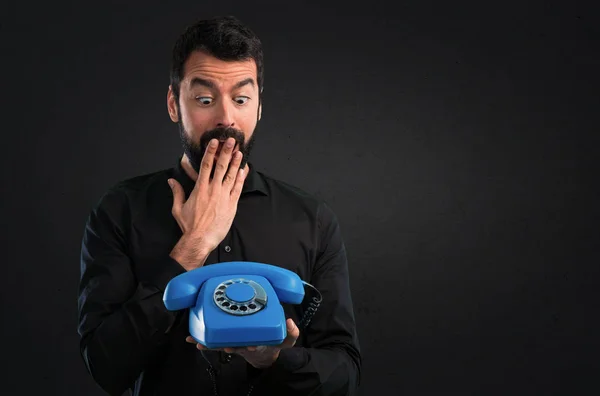 Bel Homme Avec Barbe Parler Vintage Téléphone Sur Fond Noir — Photo