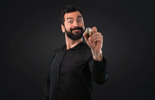 Hombre Guapo Con Barba Sosteniendo Lápiz Grande Sobre Fondo Negro — Foto de Stock