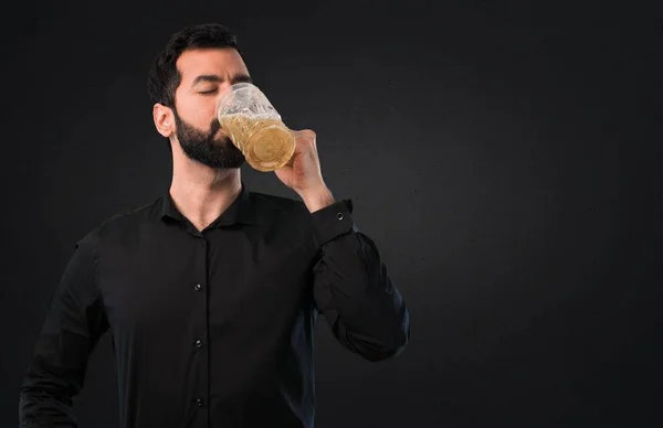 Knappe Man Met Baard Bier Drinken Zwarte Achtergrond — Stockfoto