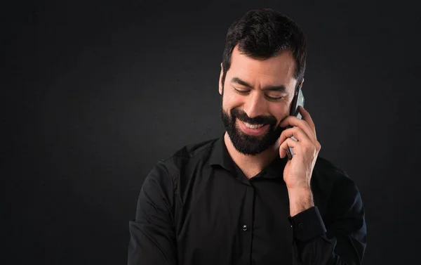 Bonito Homem Com Barba Conversando Com Celular Fundo Preto — Fotografia de Stock