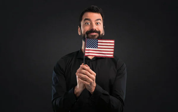 Hombre Guapo Con Barba Sosteniendo Una Bandera Americana Sobre Fondo —  Fotos de Stock