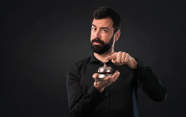 Hombre Guapo Con Barba Con Timbre Sobre Fondo Negro — Foto de Stock