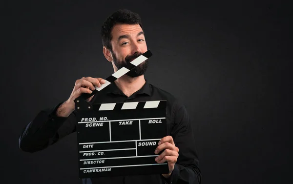 Bello Uomo Con Barba Che Tiene Clapperboard Sfondo Nero — Foto Stock