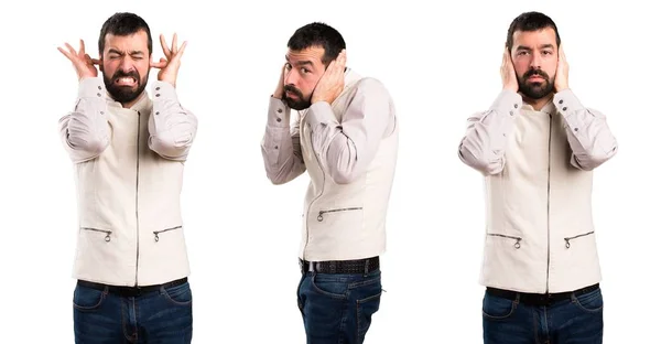 Conjunto Homem Bonito Com Colete Cobrindo Seus Ouvidos — Fotografia de Stock