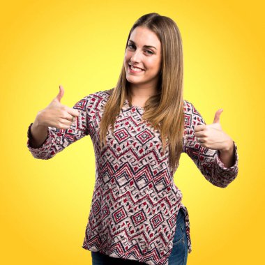 Başparmak ile sarışın kadın