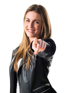 öne doğru işaret eden kadın