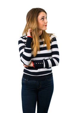 Sarışın youn kız şüpheleri ve karıştırmayın yüz ifadesi ile