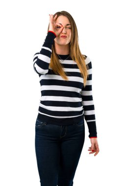 Sarışın youn kız komik ve çılgın yüz duygu yapar