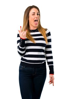 Dil komik göz olan kameraya gösterilen sarışın youn kız