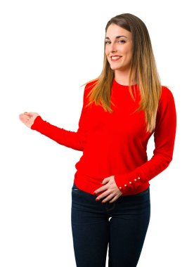 Genç Sarışın kadın geri işaret parmağı ile işaret