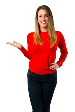 Boşaltmak hayali avuç içinde tutan genç sarışın kadın