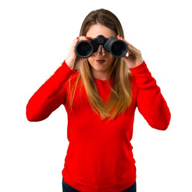 Dürbün ile sarışın genç kadın
