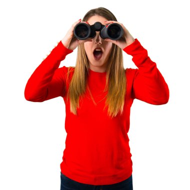 Dürbün ile sarışın genç kadın