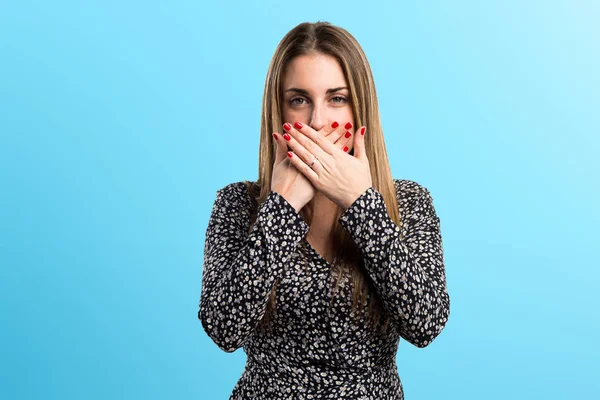 Donna Bionda Che Gesto Sorpresa — Foto Stock