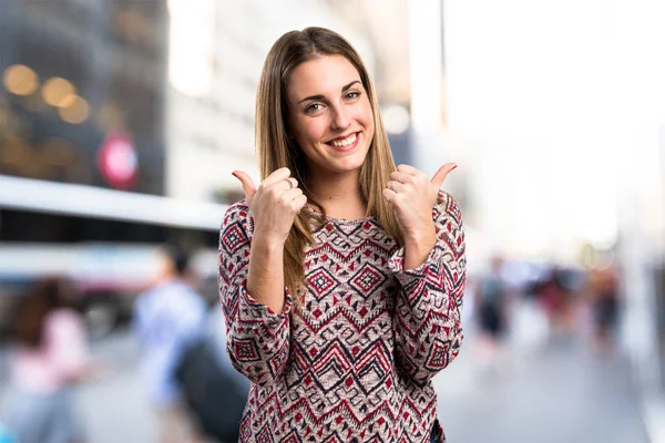 Blondine Mit Erhobenem Daumen — Stockfoto