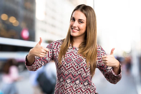 Mujer Rubia Con Pulgar Hacia Arriba — Foto de Stock