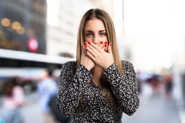 Mulher Loira Fazendo Gesto Surpresa — Fotografia de Stock