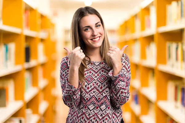 Mujer Rubia Con Pulgar Hacia Arriba — Foto de Stock