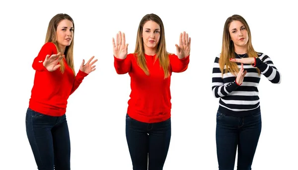 一组年轻的金发女人做停止手势与她的手 — 图库照片