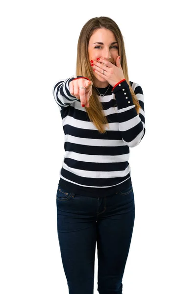Loira Youn Menina Apontando Com Dedo Para Alguém Rindo Muito — Fotografia de Stock