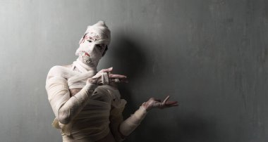 Dokulu duvar arka planda lateral işaret terrorific anne. Cadılar Bayramı tatil