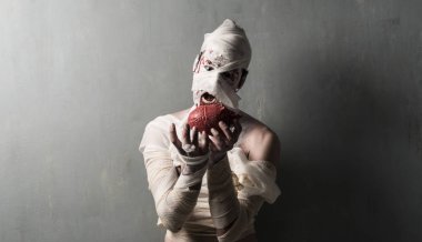 Bir kalp dokulu duvar arka plan üzerinde yemek terrorific anne. Cadılar Bayramı tatil