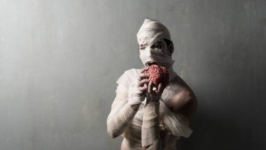 Bir beyin dokulu duvar arka plan üzerinde yemek terrorific anne. Cadılar Bayramı tatil