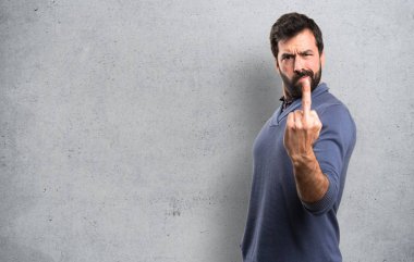 Boynuz jest yapma sakallı yakışıklı esmer adam dokulu arka plan