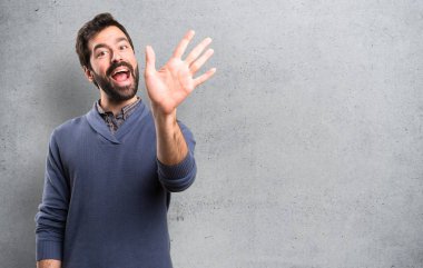Sakal dokulu arka plan üzerinde selamlayan ile esmer yakışıklı