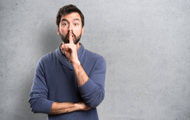 Sessizlik jest yapma sakallı yakışıklı esmer adam dokulu arka plan