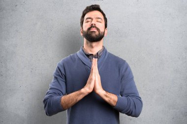 Dokulu arka plan zen pozisyonda sakallı yakışıklı esmer adam