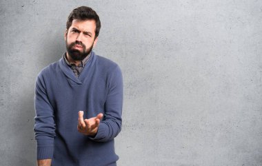 Sakallı dokulu arka plan üzerinde yorgun yakışıklı esmer adam