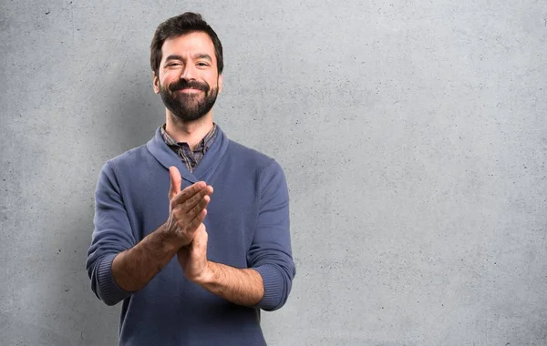 Bonito Morena Homem Com Barba Aplaudindo Fundo Texturizado — Fotografia de Stock