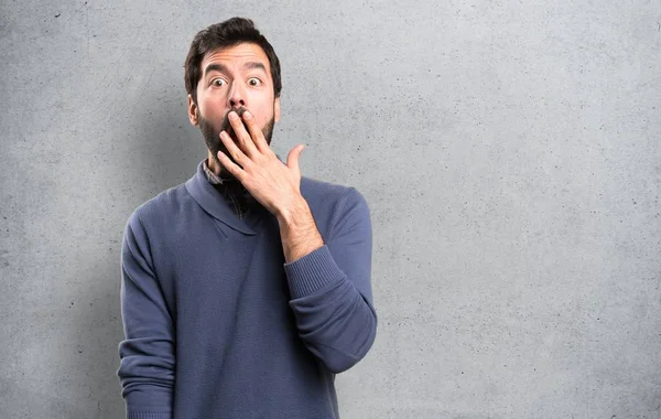 Bonito Morena Homem Com Barba Fazendo Gesto Surpresa Fundo Texturizado — Fotografia de Stock