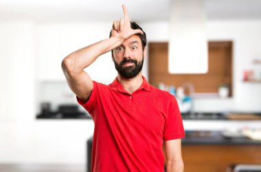 Yakışıklı adam yapma kaybeden işareti evin içinde