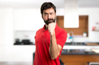 Evin içinde üzgün yakışıklı adam